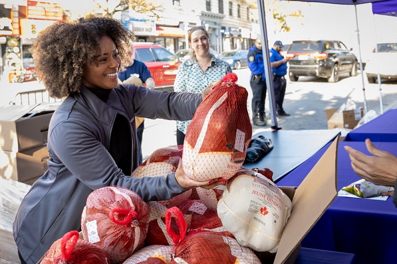 Emblemhealth hands out turkeys to community members in the Bronx at EHNC Southern Blvd. grand opening. 